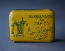 Boite en métal vintage jaune-orangée , " Bergamotes de Nancy , Aux Portes d'Or"