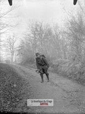 Tirailleur en marche, soldat, plaque verre, photo ancienne, négatif 9x12 cm