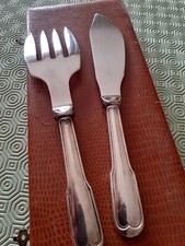 service a gateaux metal argente tres bon etat de longueur 24cm 2 pieces dans un 