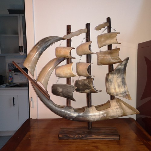 Grand voilier art corne - -,