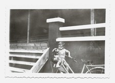 Garçon joue vélo maison