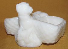 Salière Art Déco en opaline de foire blanche mouton Vallérysthal