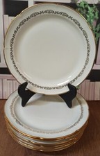 8 Assiettes : 4 plates  4