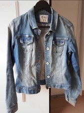 Veste en jeans. 2 pochettes niveau poitrine. Dessin "Tigre" sur le dos