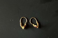 BOUCLES ANCIENNES DORMEUSES OR 18K ET DEUX RUBIS SUR CHACUNE TBE