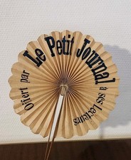 Ancien Éventail Publicitaire LE PETIT JOURNAL – Éventail Papier Plié Vintage
