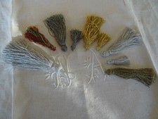 1 POMPONS GLANDS PASSEMENTERIE "DORURES CHARLES MATHIEU" FILS OR/ARGENT ETC..