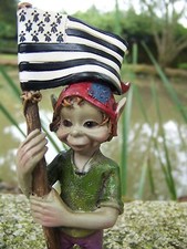 97101  FIGURINE  TROLLS ET DRAPEAU BRETON BRETAGNE  PIXIE ELFE PIXIES