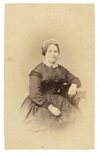 CDV GUINAND-HUGUENIN LOCLE SUISSE -BUSTE FEMME CERTAIN AGE - COURONNE ROBE AMPLE