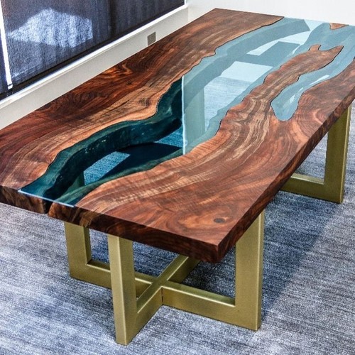 Table époxy transparente avec