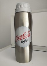 gourde coca cola gris avec une capsule gris