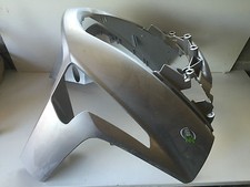 UN CACHE CARENAGE COQUE TABLIER AVANT GRIS SYM 250 GTS 2010 64301-HMA-0000