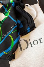 CHRISTIAN DIOR grand châle ou étole généreuse selon le pliage. 138cm/ 128cm