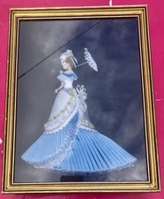 ANCIEN CADRE VITRINE  LA MODE ILLUSTRÉE HABILLÉ - FIN XIXe/XXe  ROBE RELIEF 