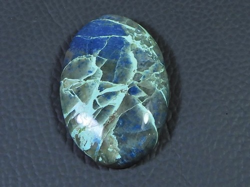 Cabochon ovale shattuckite