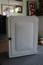 Armoire Médicale De Secours Médecin Époque Années '50 '60 En Fer Blanc
