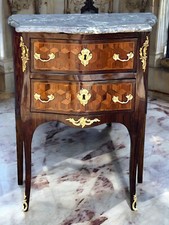 COMMODE XVIIIe ÉPOQUE LOUIS XV EN MARQUETERIE ORNÉE DE BRONZE  / DESSUS MARBRE