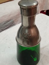 Ancienne flasque / carafe de voyage – verre vert & monture étain décor blason 