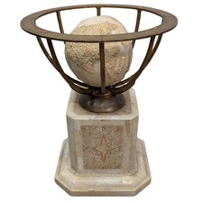 Guéridon au globe en