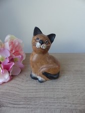 Figurine chat assis marron et beige bois sculpté et peint main, chat artisanal
