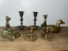 Lot d’objets en laiton, canard, chat, chandelier, cendrier en forme de Voiture