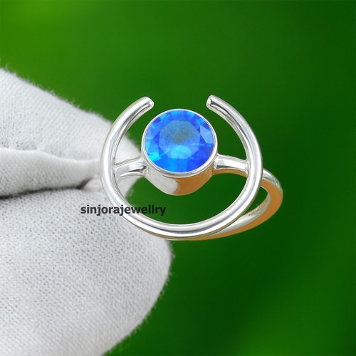 Bague cadeau fait - , main