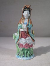 ANCIENNE STATUETTE EN PORCELAINE GUANYIN LOTUS FAMILLE ROSE CHINE XIX ème