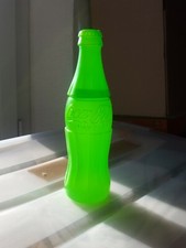 COCA-COLA BOUTEILLE TRADE MARK VERTE FLUO PLASTIQUE 1996. RARE