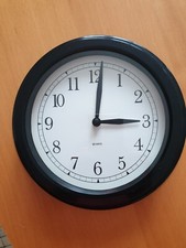 Horloge murale métallique IKEA noire à réparer