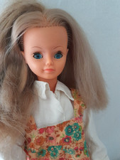 Jolie poupée Cathie Bella avec sa robe de présentation