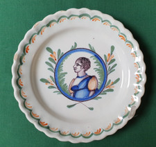 Faïence de Nevers début XIX ème  Assiette Portrait femme dans médaillon