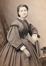 CDV 1865 Mme Destrait dans une