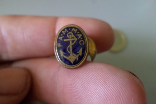Insigne broche bouton - , de
