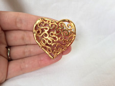 BROCHE  VINTAGE COEUR DLG YVES SAINT LAURENT METAL DORE AJOUREE