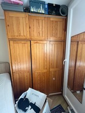 armoire en bois en bon état, avec portes coulissantes