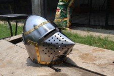 Casque bascinet médiéval