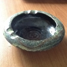 Petit cendrier en terre cuite