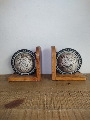 Paire serre livre - livre, globes