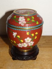 Beau Pot Couvert en Emaux Cloisonnés Rouges à Décor de Fleurs sur son Socle