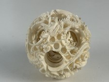 En ivoire figurine style