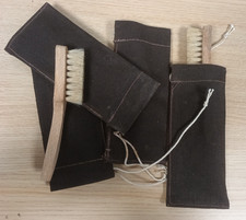 Brosse a arme type WW1/WW2. fournie avec pochette verte cachou/marron