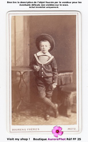 Jeune garçon petit - jeune, en