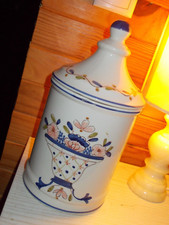 Pot à couvercle en porcelaine