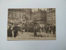CPA . 69 Lyon Place Des Terreaux Pigeons Apprivoisés