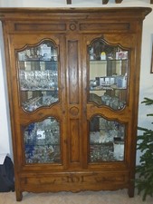 VITRINE ET MEUBLES EN CHENE MASSIF