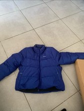 Doudoune Balenciaga bleue femme. Elle est neuve. Le col est taché ca part 