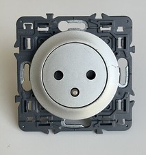 Prise 2P+T affleurante Legrand Celiane titane 671 11 + 802 61 + 068 411