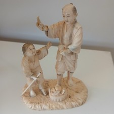 Okimono - statuette vitrine en matière noble maitre et son apprenti 