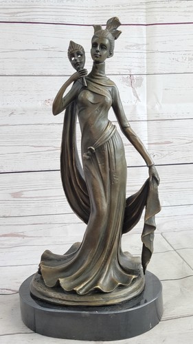 Jeune femme cautiously marche - cautiously,