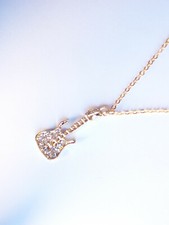 Collier avec pendentif guitare